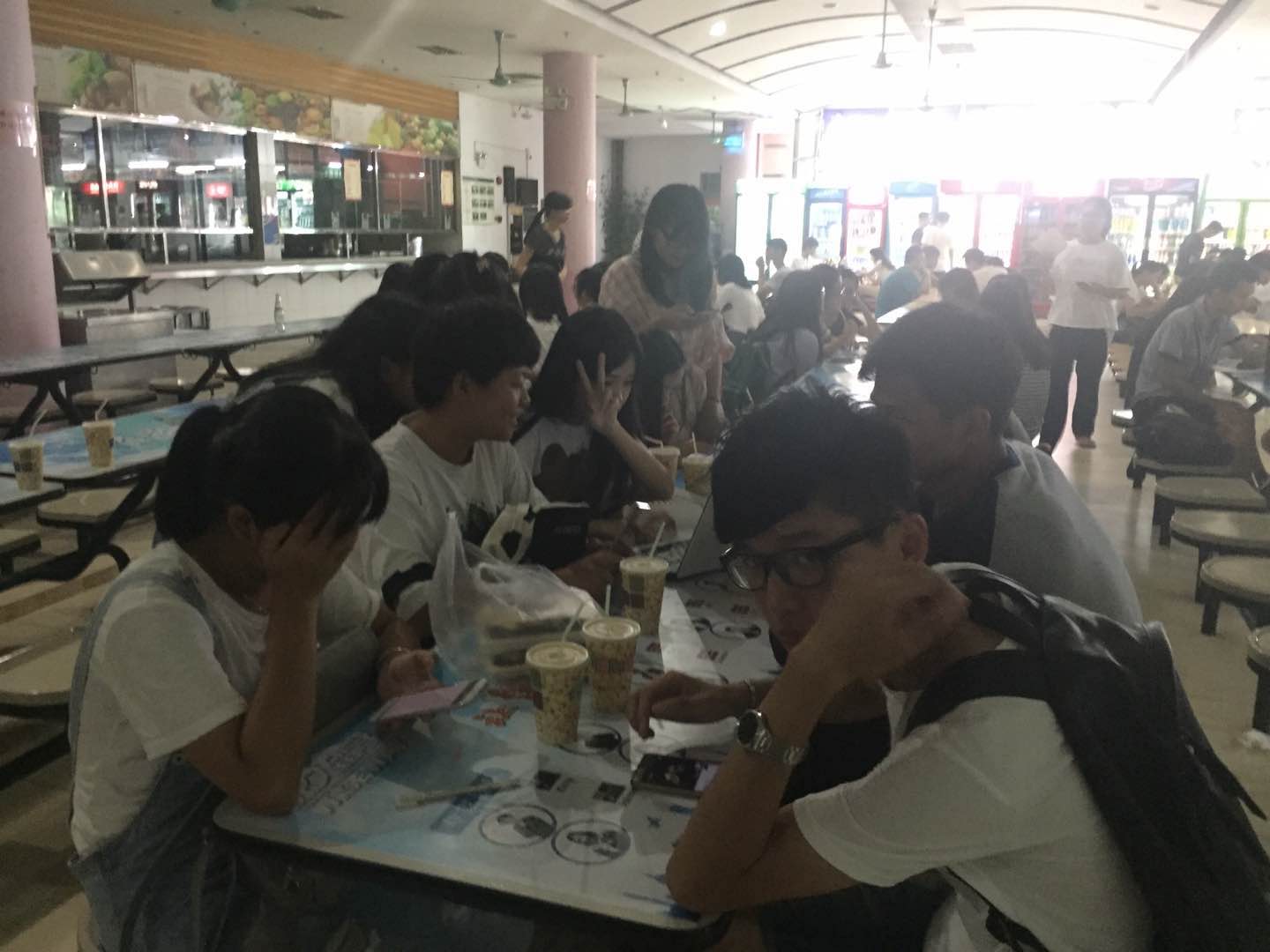 同学们边喝艾乐芙边讨论