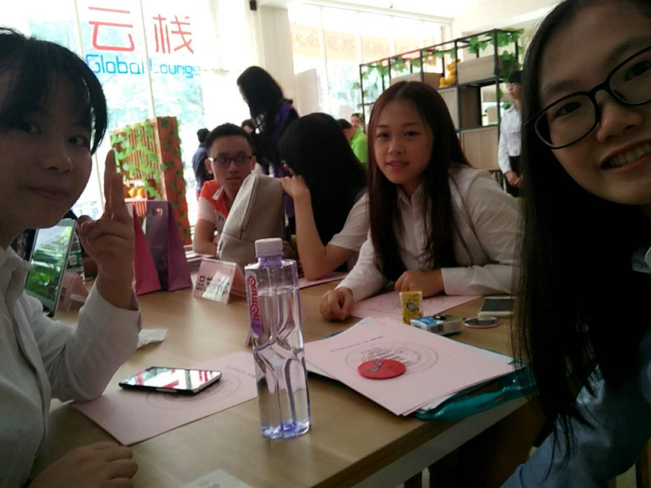 三个女生在讨论时的合照