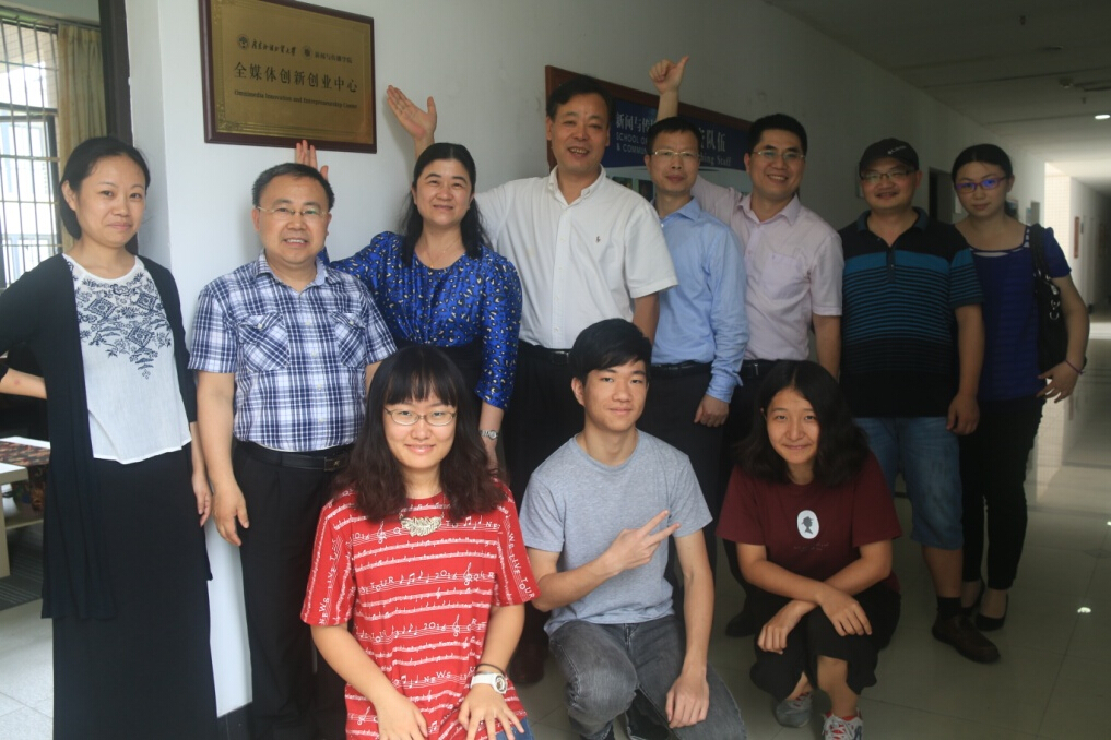 参加揭幕仪式的师生合影留念