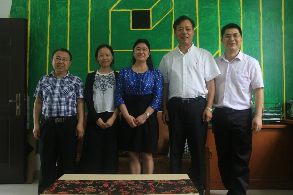 学院领导参观“全媒体创新创业中心”留影