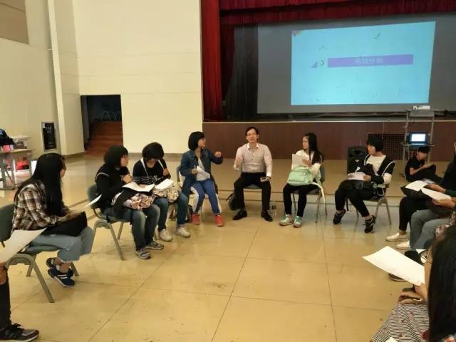 黄崇本师兄和同学们进行圆桌讨论