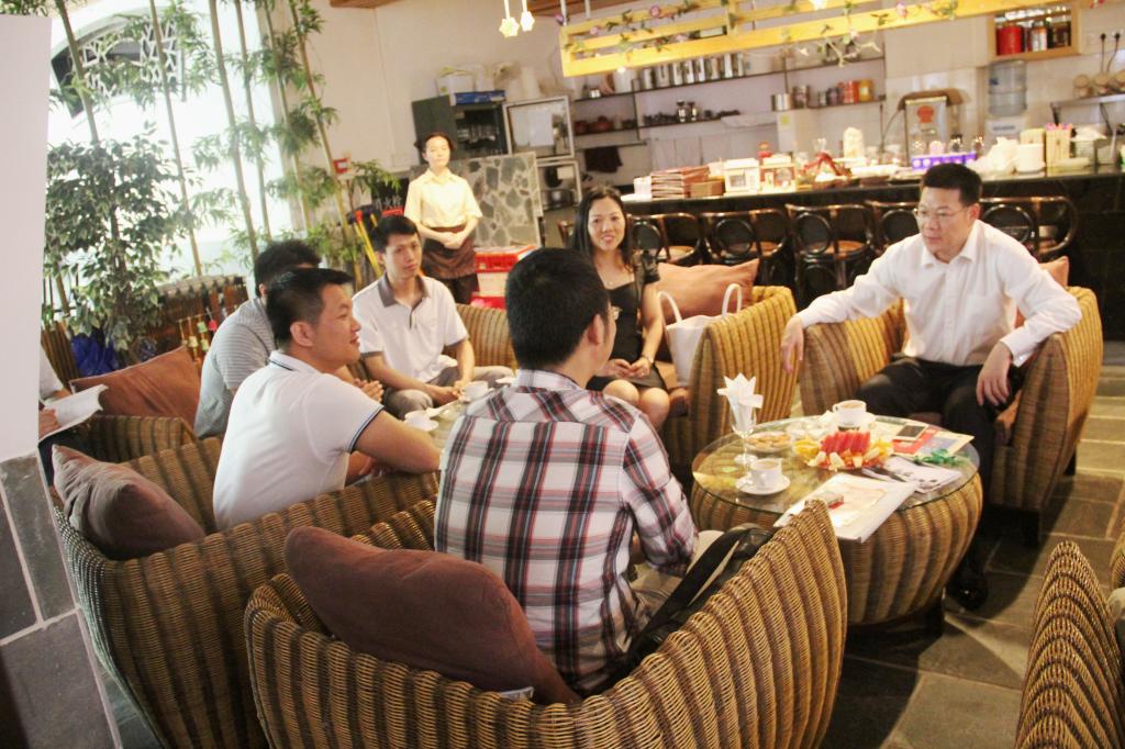 仲伟合与创业学生代表交谈