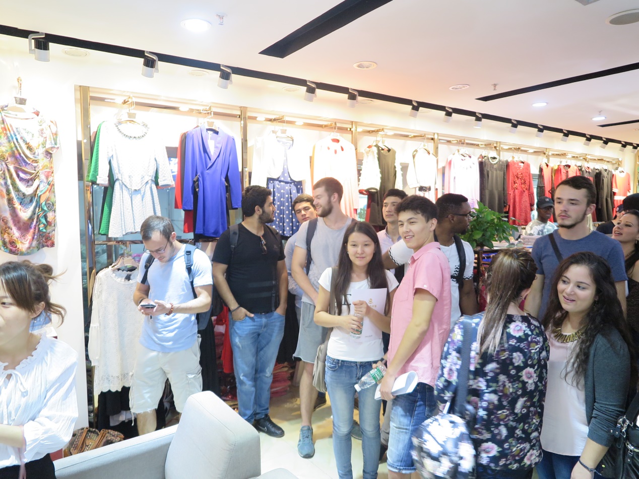 同学们参观广大商贸城