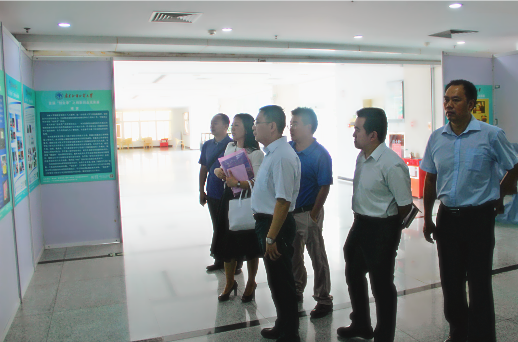 刘海春观看成果展