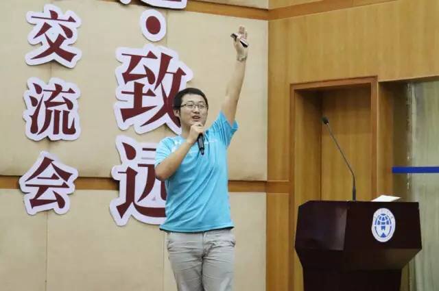 苗壮志热情地为观众介绍经验