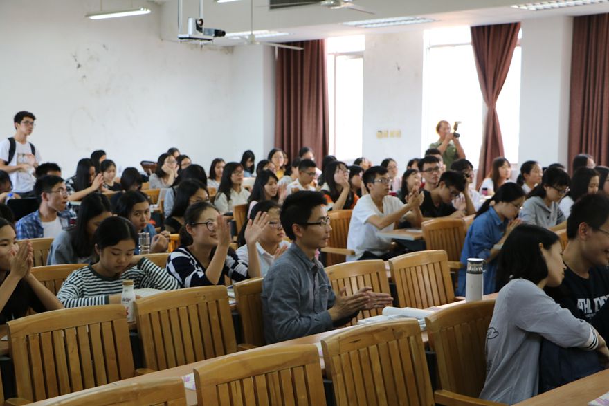 同学们为精彩的讲座鼓掌