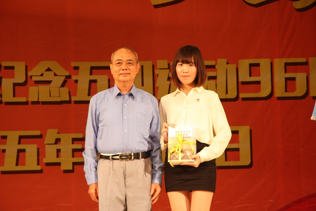 冯益谦为优秀团务工作者、优秀学生社团指导老师颁奖