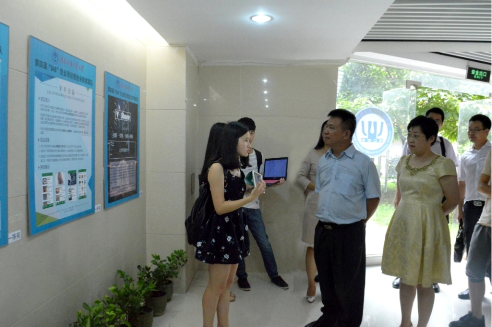 参观“青创空间”