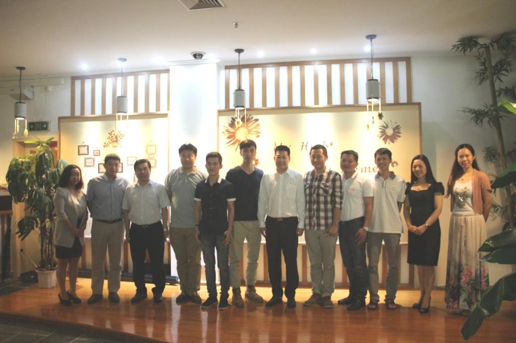 仲伟合与座谈会人员合影