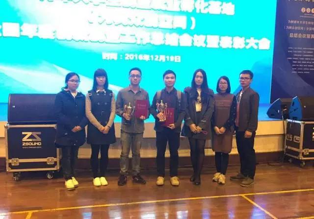 本雅艺品团队(左)、益米团队(右)