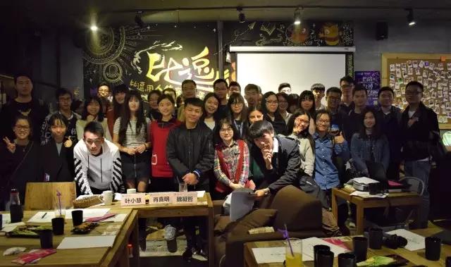 到场人员拍照留念