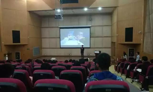 同学们都在认真聆听