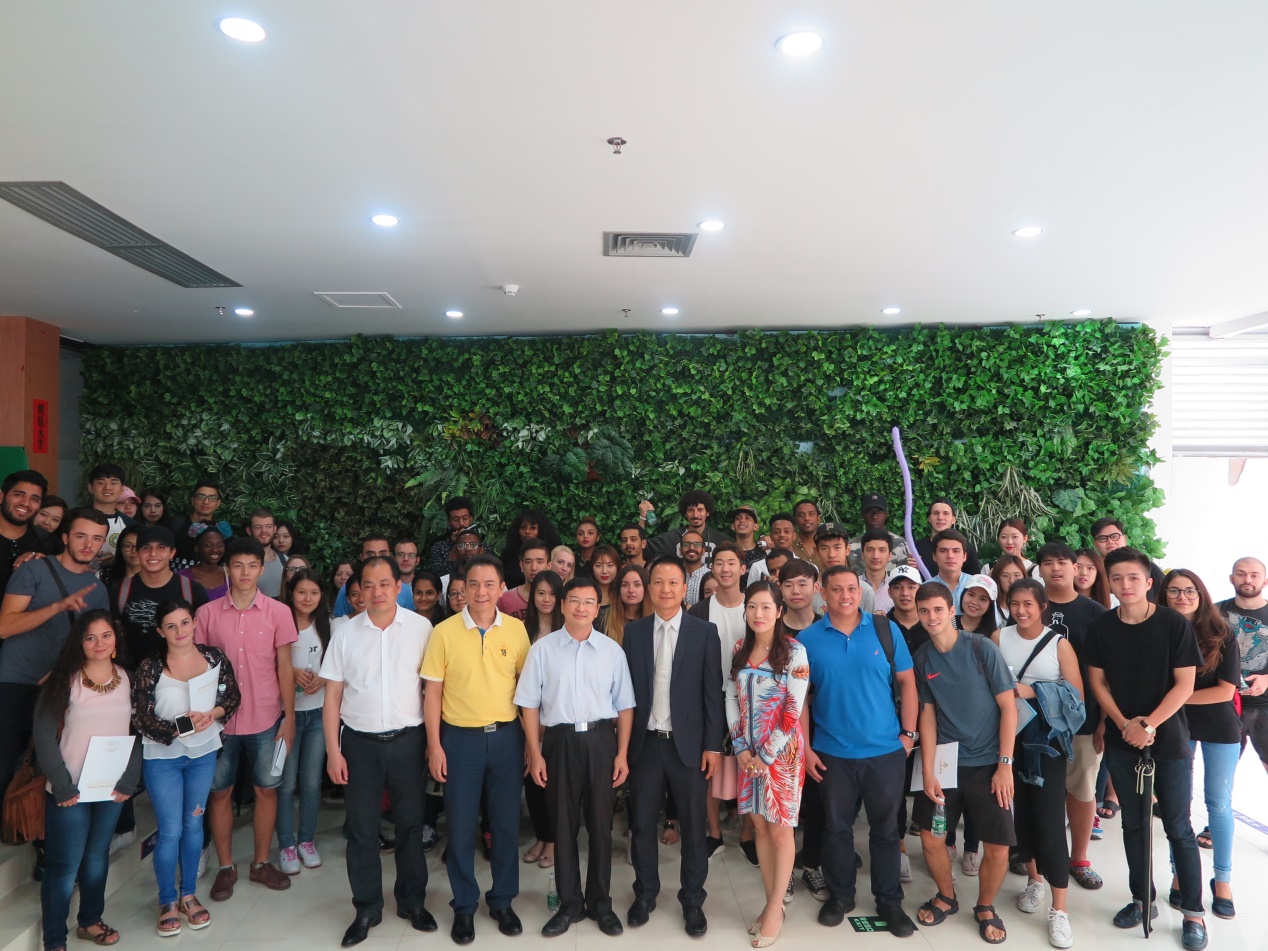 大学生创新创业孵化园合影留念