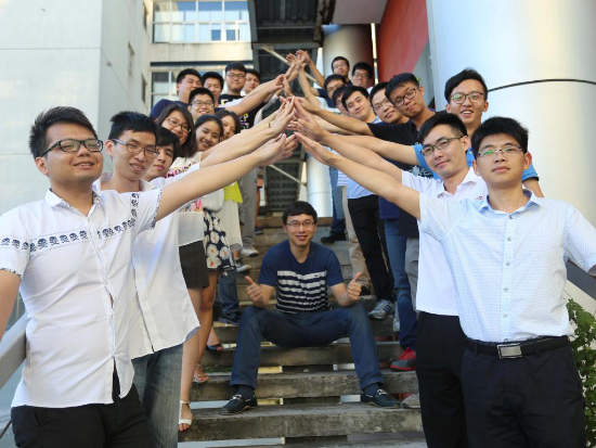 “嘟嘟巴士”团队的合照