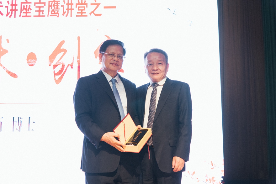 陈林汉向李大西博士赠送纪念品